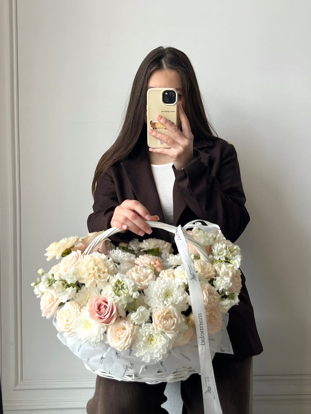 Цветочная корзина в кремовых оттенках размер M