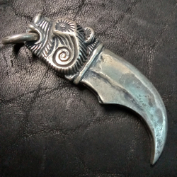 Подвеска. Медвежий коготь