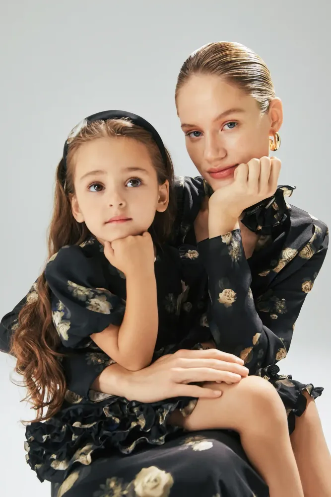 Fifi frill, платье детское из черного крепдешина с крупным цветочным принтом