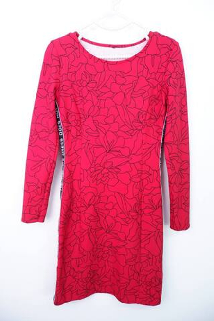 Платье яркого цвета, визуально на 42 размер