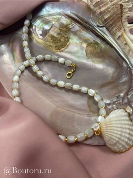 Колье из натурального перламутра с подвеской в форме ракушки
