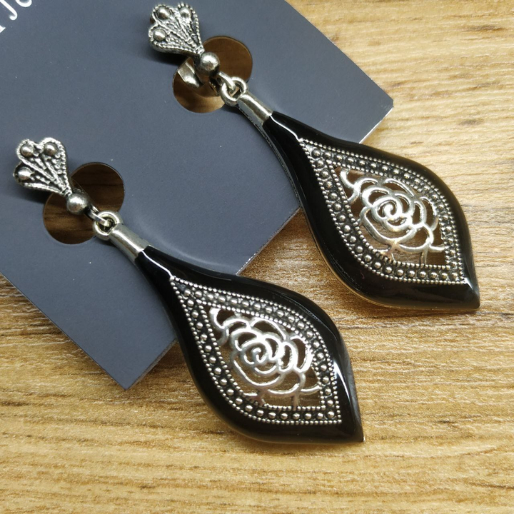 Серьги на англ.заст Bohemia Ромб скругленный роза эмаль черная металл античный серебристый 5,5х2 см