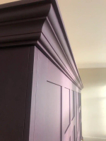 Классический деревянный шкаф с золотыми ручками