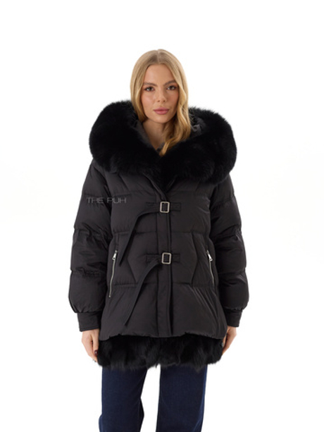Черный пуховик с ремешками и меховыми вставками