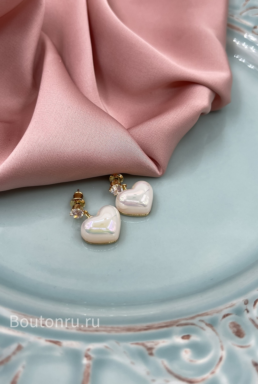 Серьги сердечки с эффектом перламутра и стразами