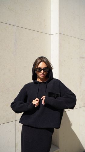 Черный женский костюм с юбкой