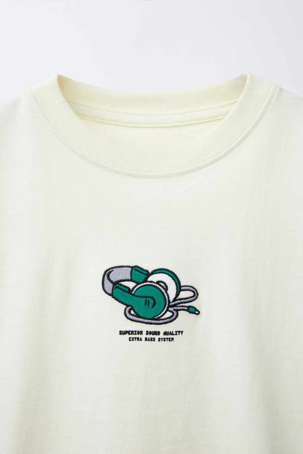 ZARA ФУТБОЛКА С ВЫШИВКОЙ, КРЕМОВЫЙ