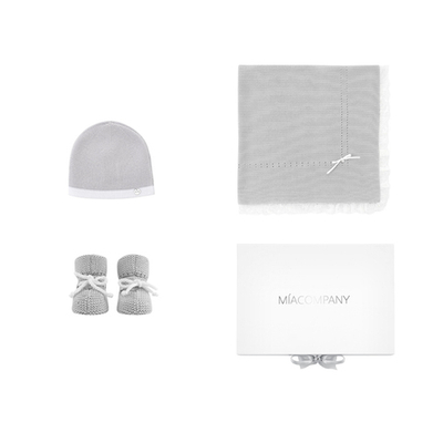 Подарочный набор: плед с кружевом, шапочка и пинетки (Серый)