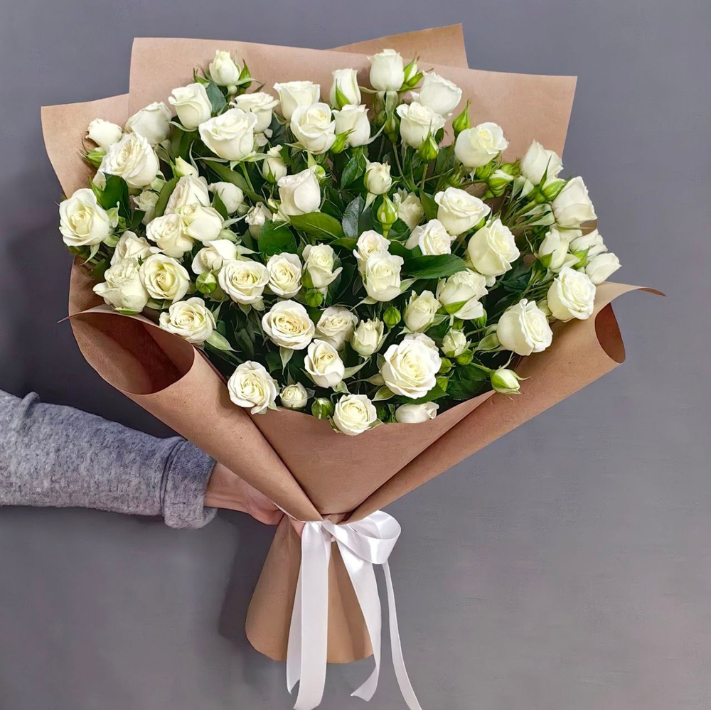 Букет из 11 белых кустовых роз