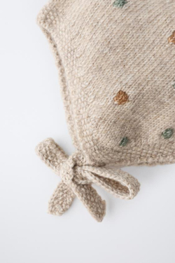 ZARA ТРИКОТАЖНЫЙ ЧЕПЧИК С ШАРИКАМИ, СВЕТЛО-БЕЖЕВЫЙ