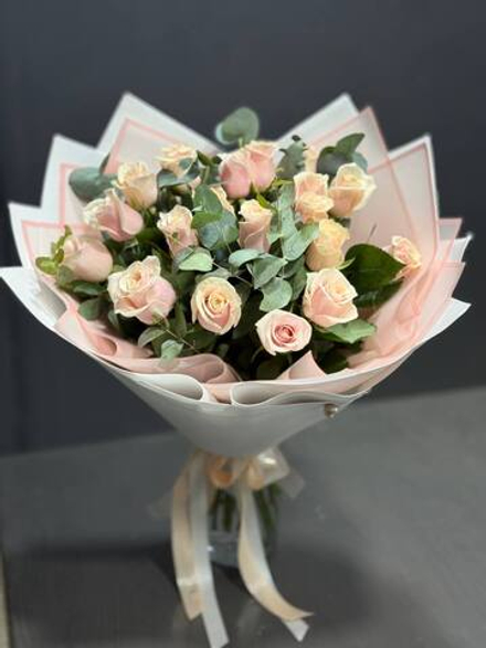 Букет 19 кремовых роз с эвкалиптом