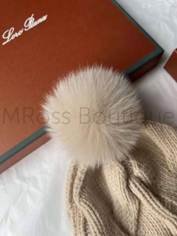 Бежевая шапка Loro Piana с меховым помпоном