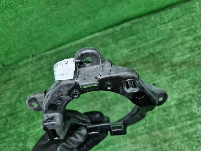 Кронштейн ПТФ правый Toyota Land Cruiser 200 15-21