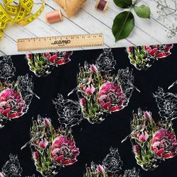 Ткань атлас розовые цветы с белым контуром