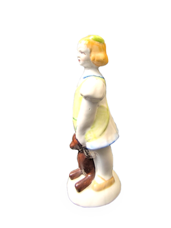 Фарфоровая статуэтка "Девочка с плюшевым мишкой" (Возрождение)