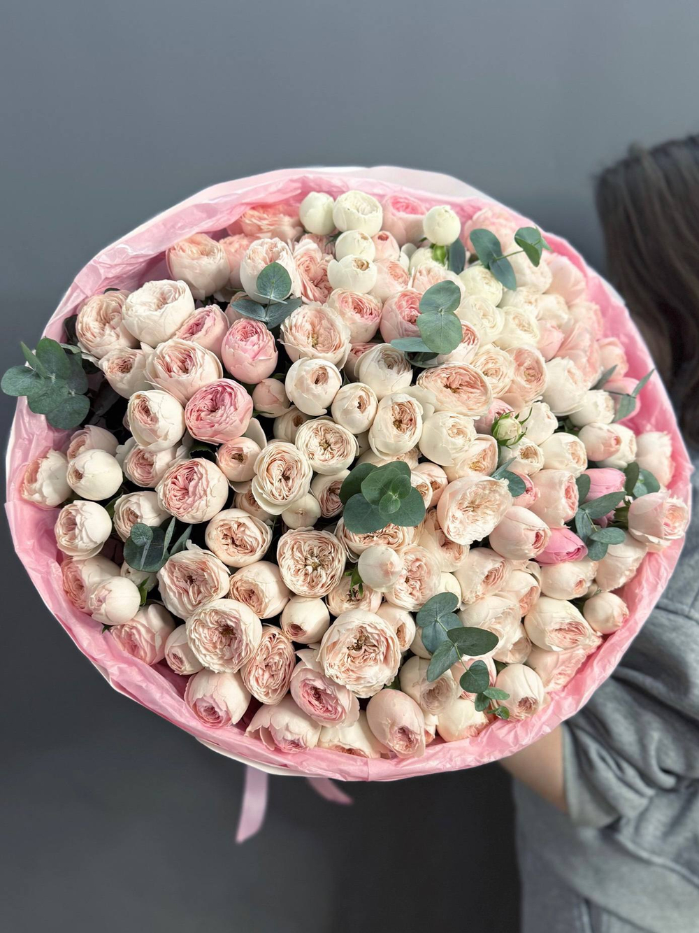 Букет из 51 пионовидных роз "Менсфилд Парк"