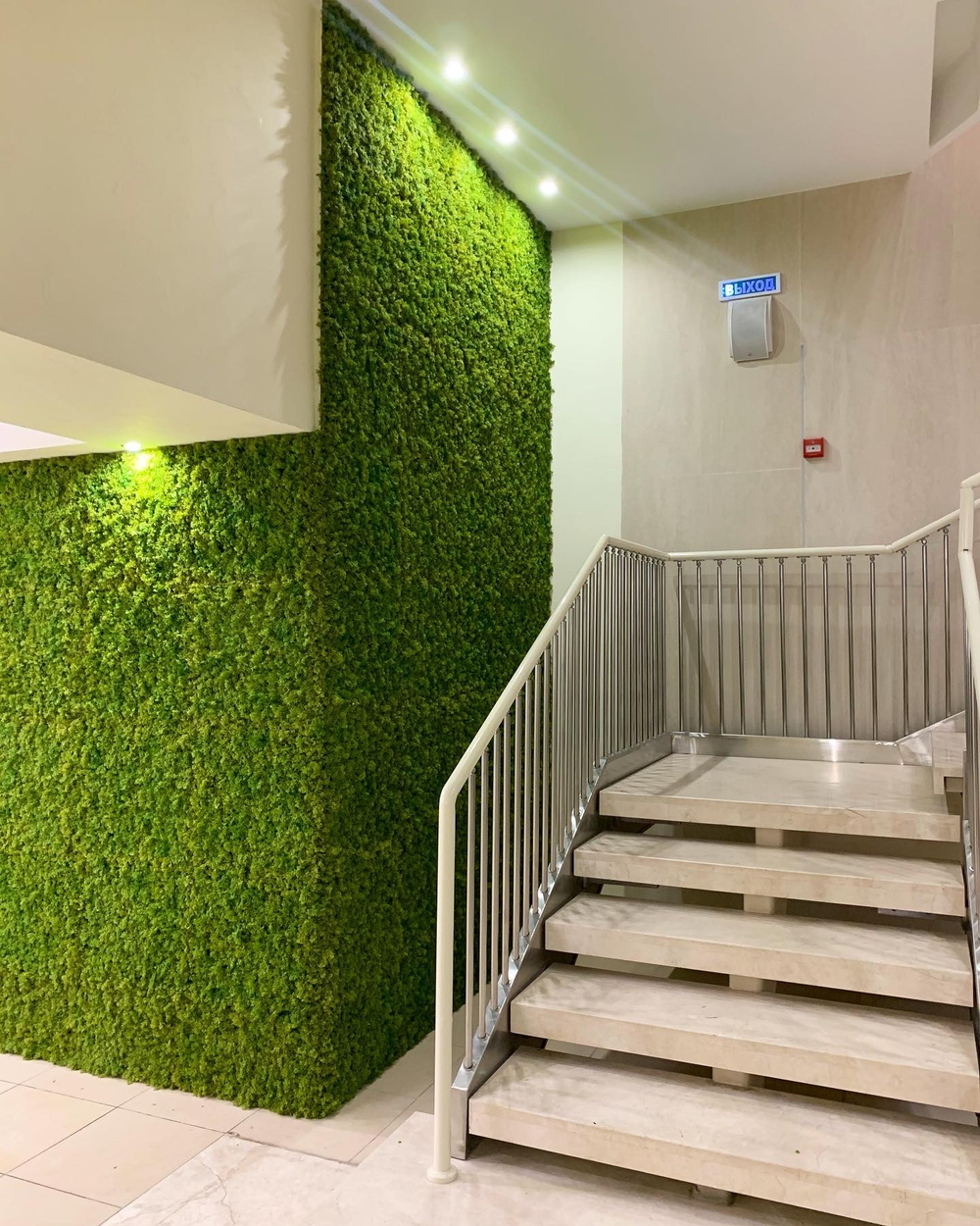 Вертикальное озеленение искусственным мхом центрального офиса "Центр-Инвест Банка" г.Ростов