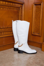 Женские кожаные белые сапоги с цепочкой