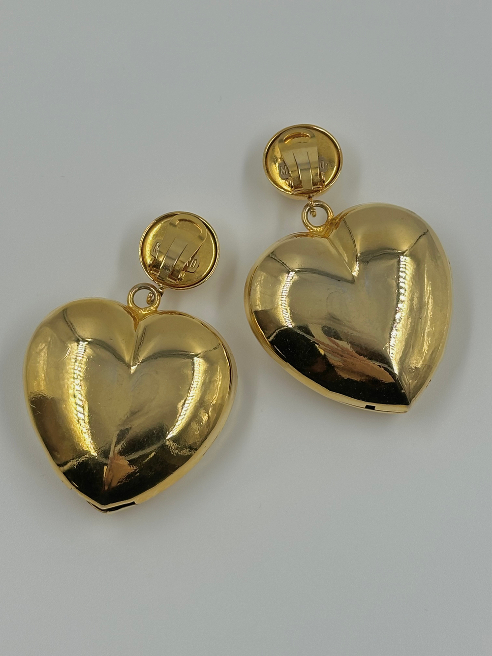 Массивные клипсы с подвесками в виде сердец Moschino