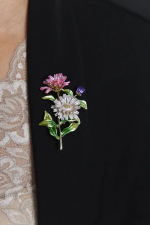 Брошь-подвеска букет из цветов в оттенках:розовый, белый, фиолетовый