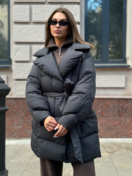 Удлиненный черный пуховик с отложным воротником