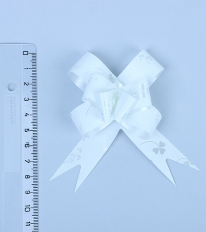 Бант-бабочка с тиснением, цвет белый, ширина ленты 1,8 см.