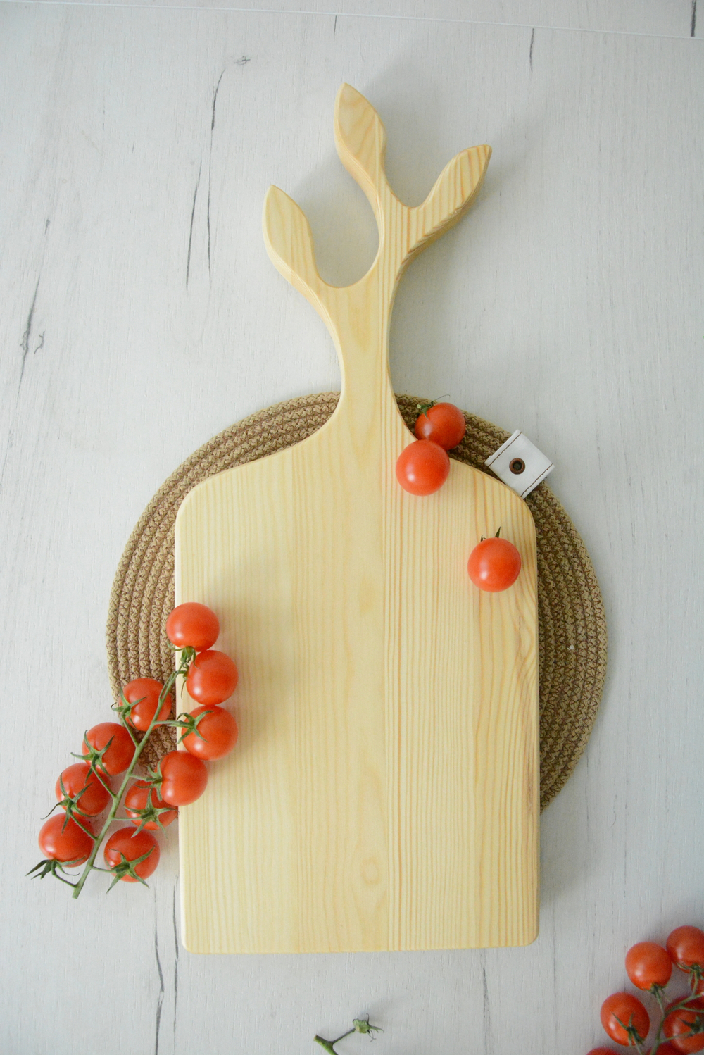 Доска разделочная с ручкой-веточкой большая.