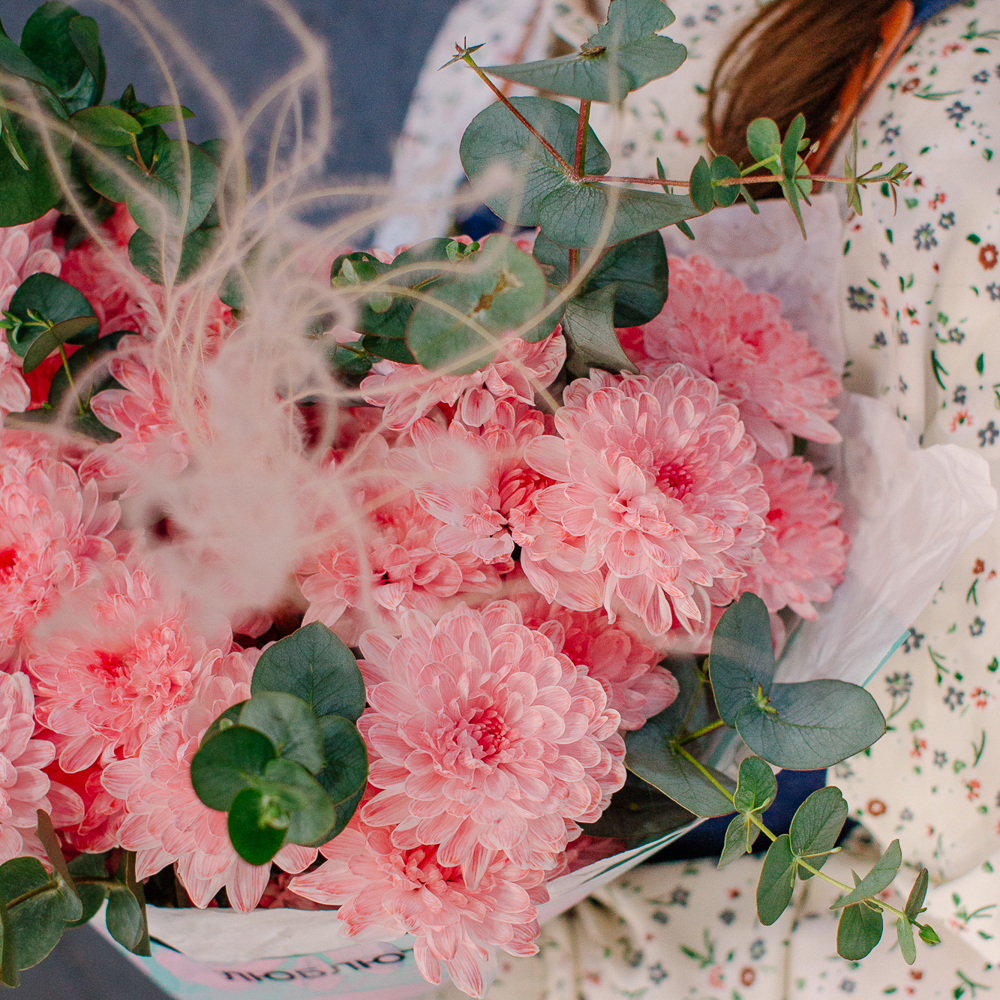 153. Нежный стойкий букет из кустовой хризантемы с эвкалиптом