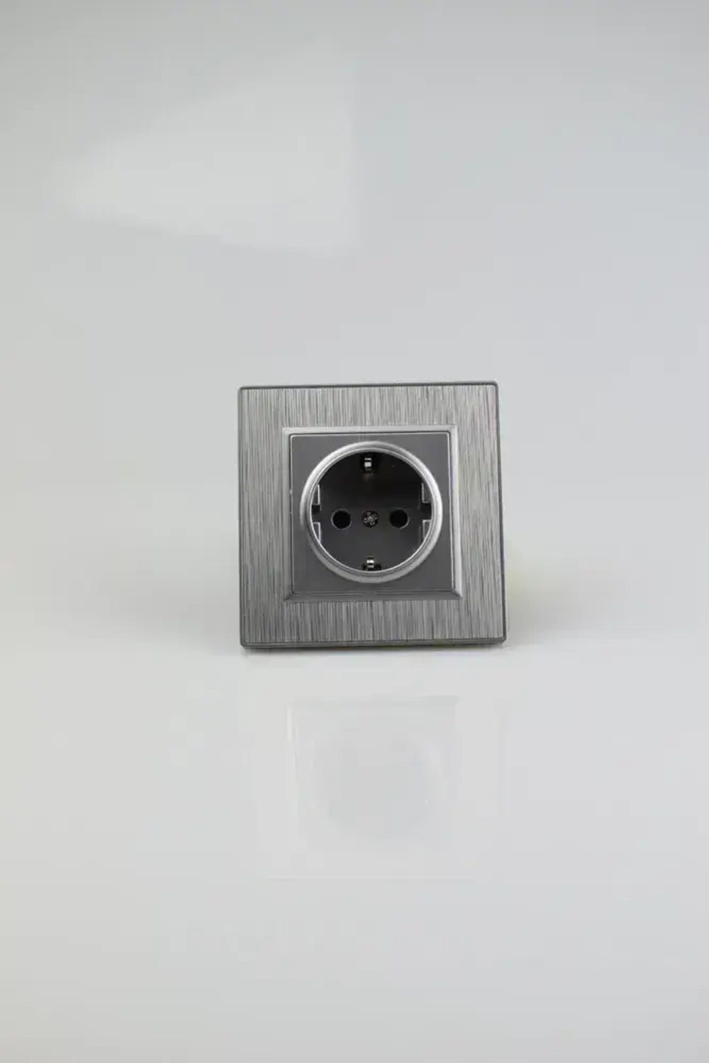 Розетка серая одинарная пластик