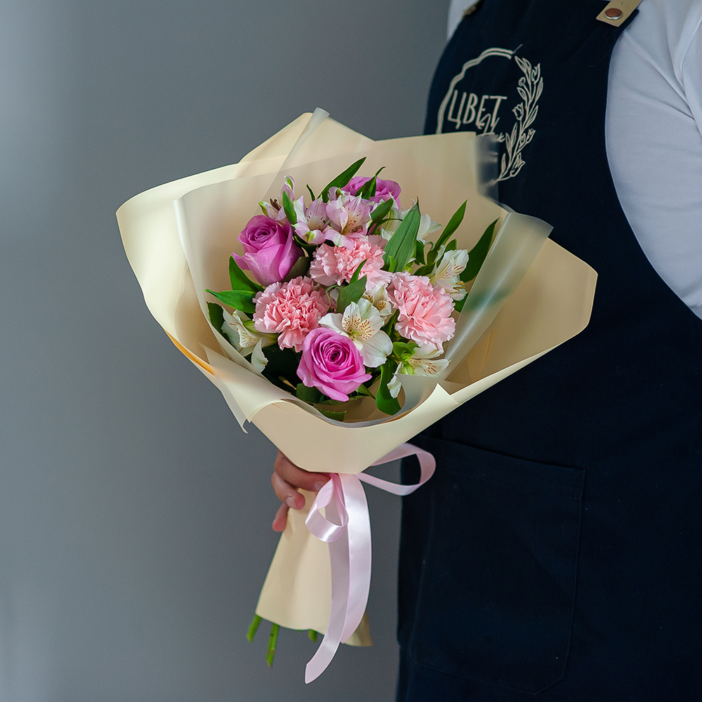 Сборный букет с кенийской розой и диантусами