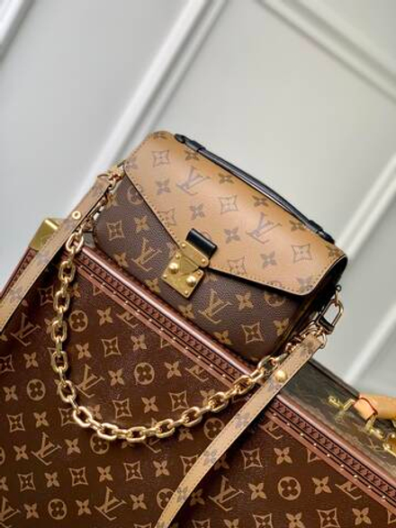 Louis Vuitton Pochette Metis East West