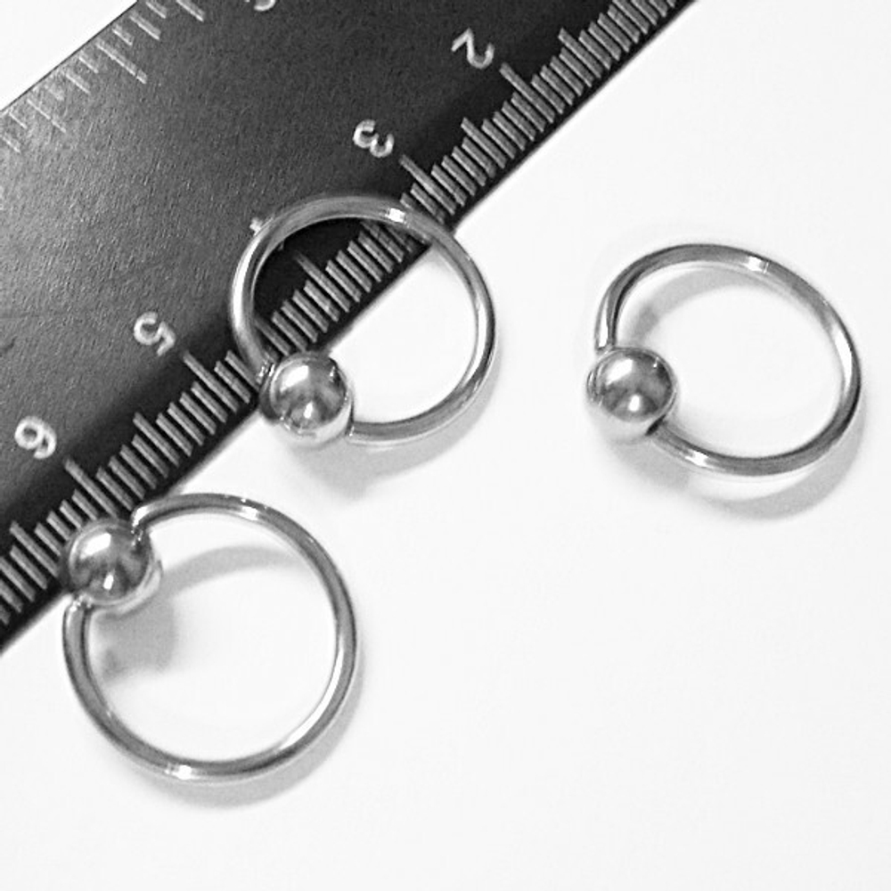 Кольцо сегментное, диаметр 14 мм для пирсинга. Толщина 1,6 мм, шарик 5 мм.Медицинская сталь. 1 шт