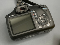 Canon 1100D kit 18-55mm 3.000 кадров