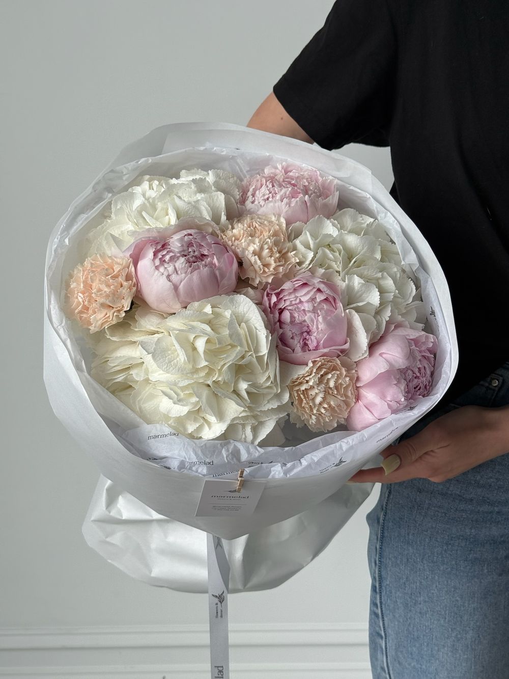 Букет из гортензии, пионов и диантусов