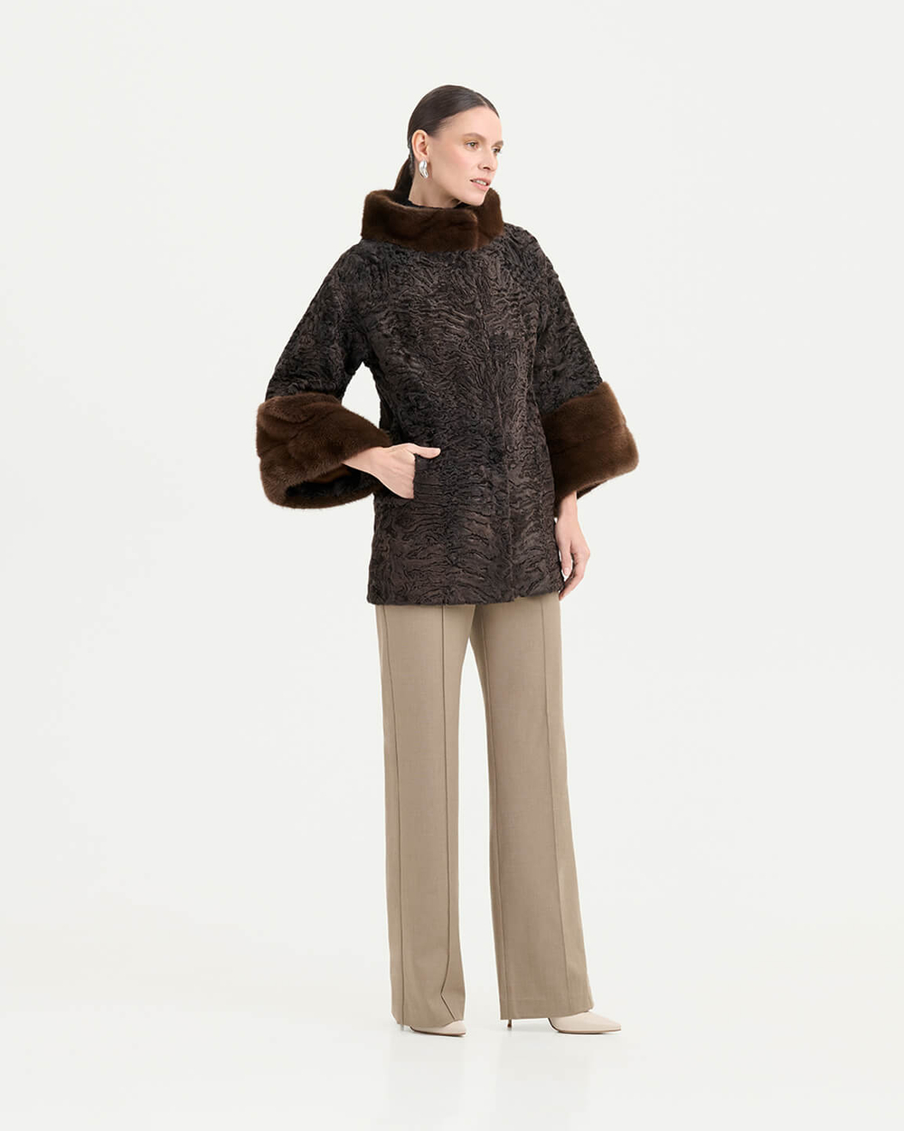Шуба из каракуля с отделкой из меха норки