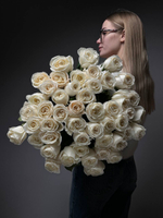 51 белых пионовидных роз
