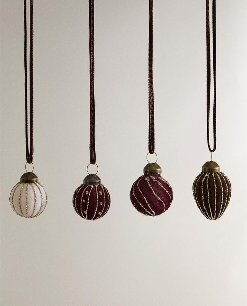 ZARA HOME НАБОР ЕЛОЧНЫХ УКРАШЕНИЙ ИЗ БАРХАТНЫХ БЕЛЫХ ШАРИКОВ (УПАКОВКА ИЗ 20 ШТУК), КОРИЧНЕВЫЙ