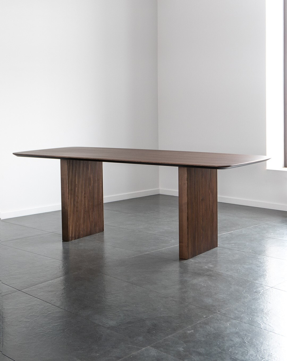 Дизайнерский стол из Дуба