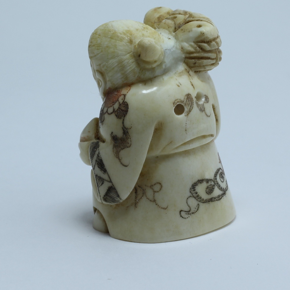 Нэцкэ Дзюродзин без головного убора с корзиной и персиком