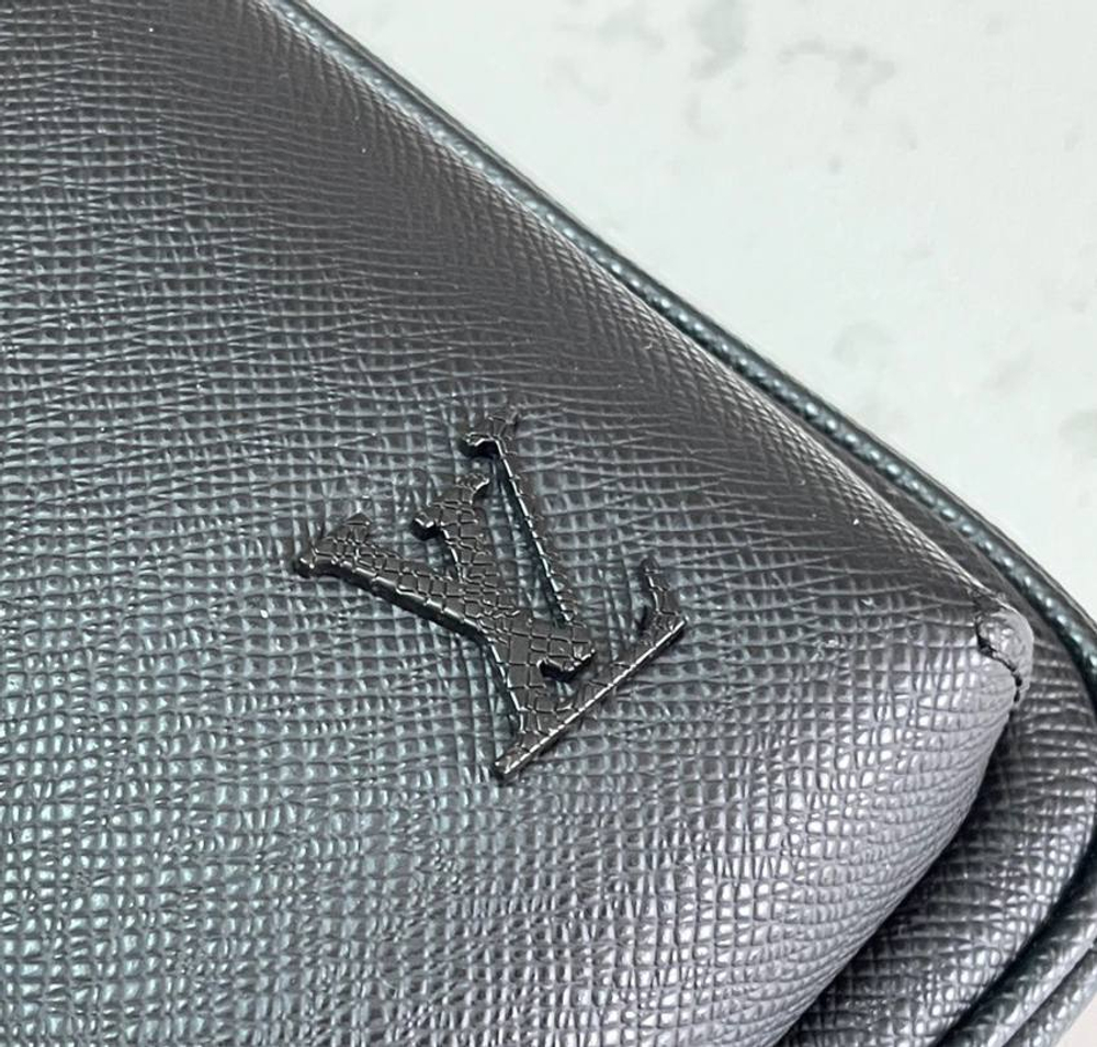 Сумка-слинг Louis Vuitton