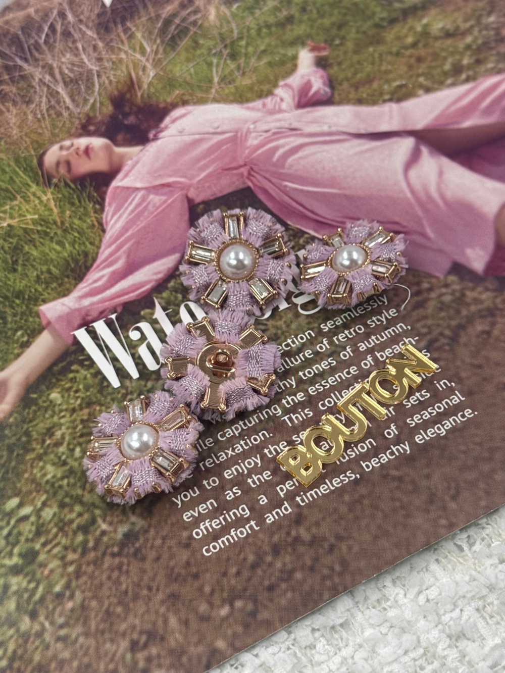 Пуговицы золотые со стразами и жемчугом в форме цветка с твидовой лавандовой тесьмой