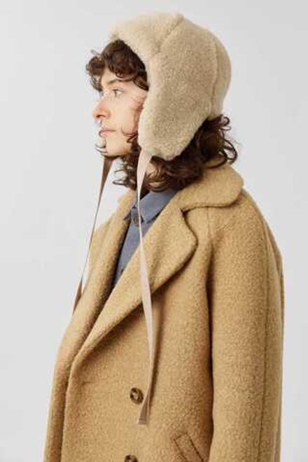 Бежевая шапка на завязках