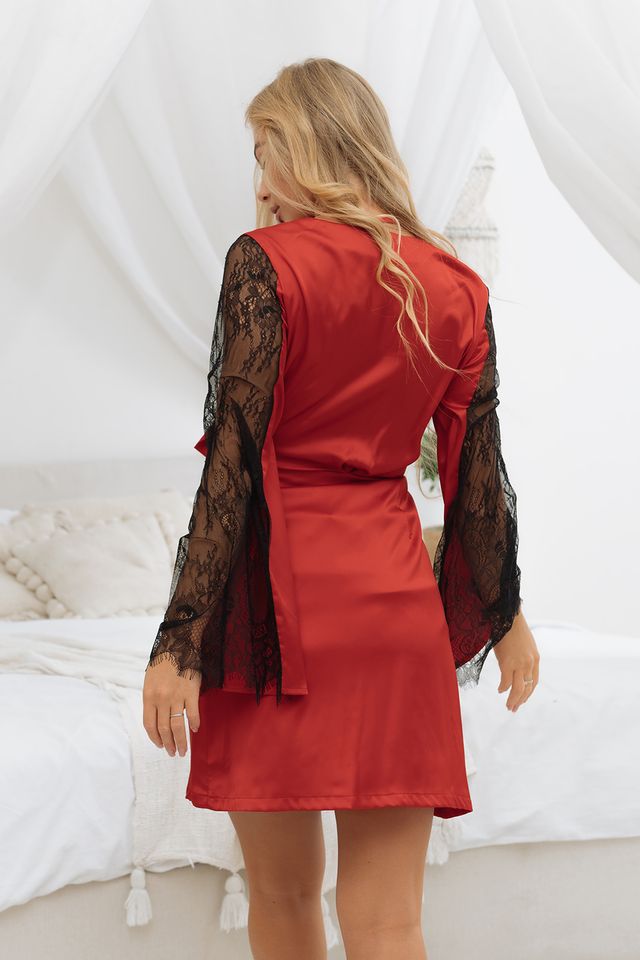Халат короткий с кружевными рукавами красный