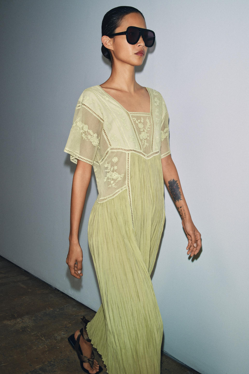 ZARA ПЛАТЬЕ ПЛИССЕ С ВЫШИВКОЙ — ZW COLLECTION, ФИСТАШКОВЫЙ