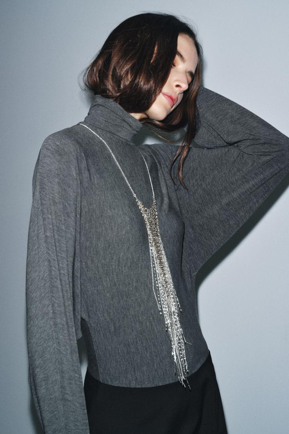 ZARA ФУТБОЛКА С ВОРОТНИКОМ-СТОЙКОЙ, СЕРЫЙ