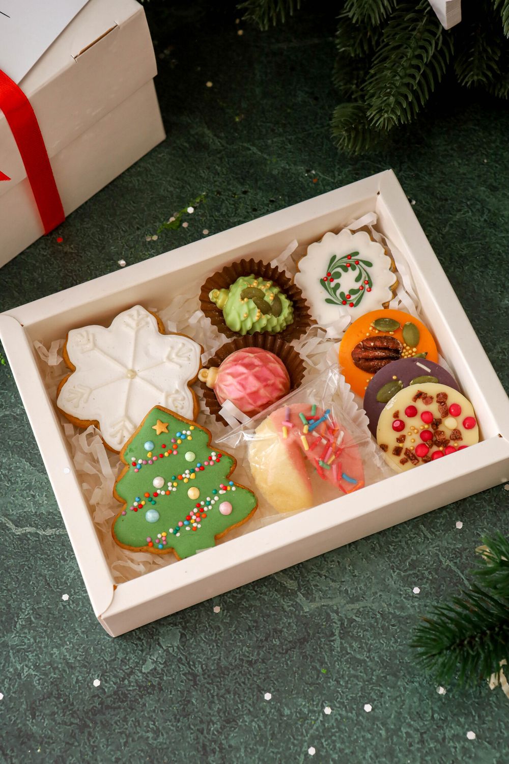 Два новогодних мини пряника, пряник 4,5см, две шоколадные елочные игрушки, три шоколадных медианта, печенье с предсказаниями Два новогодних мини пряника, пряник 4,5см, две шоколадные елочные игрушки, три шоколадных медианта, печенье с предсказаниями