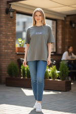 Футболка оверсайз, футболка оверсайз женская, футболка оверсайз мужская, футболка оверсайз унисекс, футболка свободного кроя, футболка большого размера, футболка объемная, футболка мешковатая, футболка удлиненная оверсайз, футболка оверсайз с круглым вырезом, футболка оверсайз с V-образным вырезом, футболка оверсайз с прямыми плечами, футболка оверсайз с коротким рукавом, футболка оверсайз с длинным рукавом, лонгслив оверсайз, футболка-платье оверсайз, футболка оверсайз из хлопка, футболка оверсайз из плотного хлопка, футболка оверсайз грубый трикотаж, футболка оверсайз из льна, футболка оверсайз оверлок, футболка оверсайз стрейч, тяжелая футболка оверсайз, базовая футболка оверсайз, повседневная футболка оверсайз, футболка оверсайз на каждый день, футболка оверсайз уличного стиля, футболка оверсайз домашняя, футболка оверсайз однотонная, футболка оверсайз с принтом, футболка оверсайз с рисунком, футболка оверсайз с логотипом, футболка оверсайз с карманом, футболка оверсайз с боковым разрезом, футболка оверсайз с высоким боковым разрезом, футболка оверсайз с французской проймой