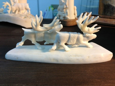 Бегущие олени, скульптура из кости