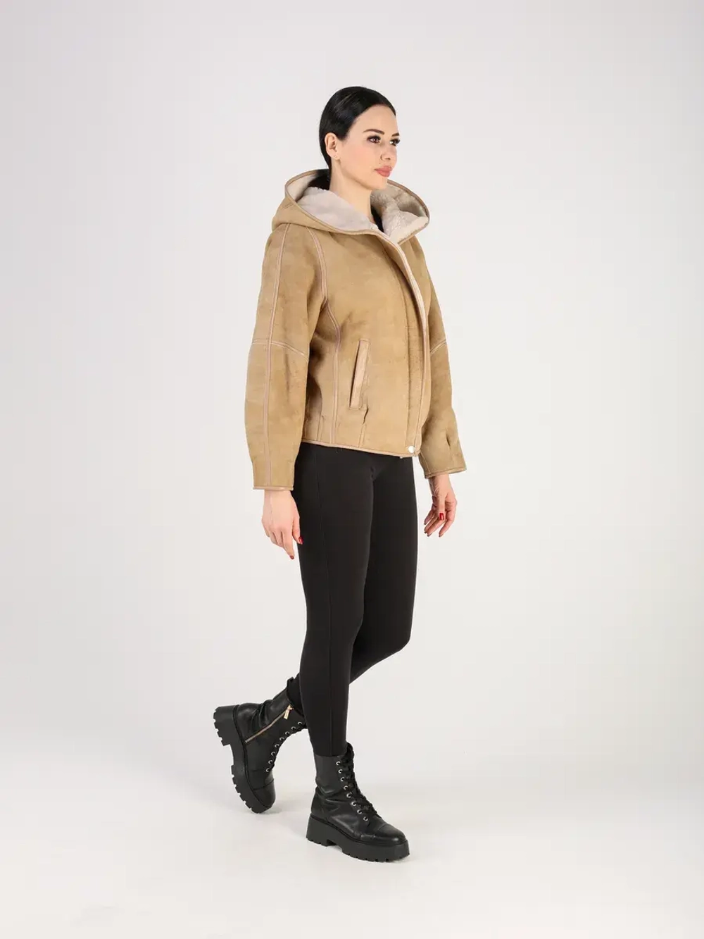 Дубленка зимняя натуральная короткая куртка с капюшоном