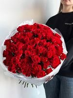 Моно букет из кустовых роз в красном оттенке 25 шт